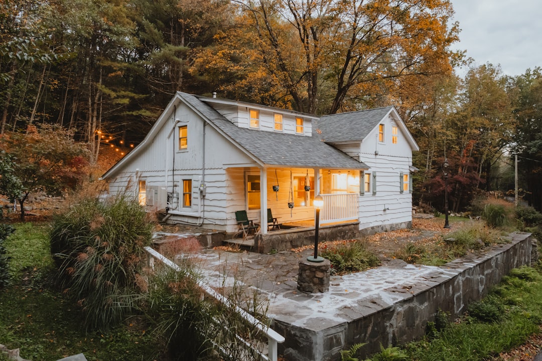 Acheter une maison avec un puits et une fosse septique : les vérifications que je ne laisserais jamais tomber